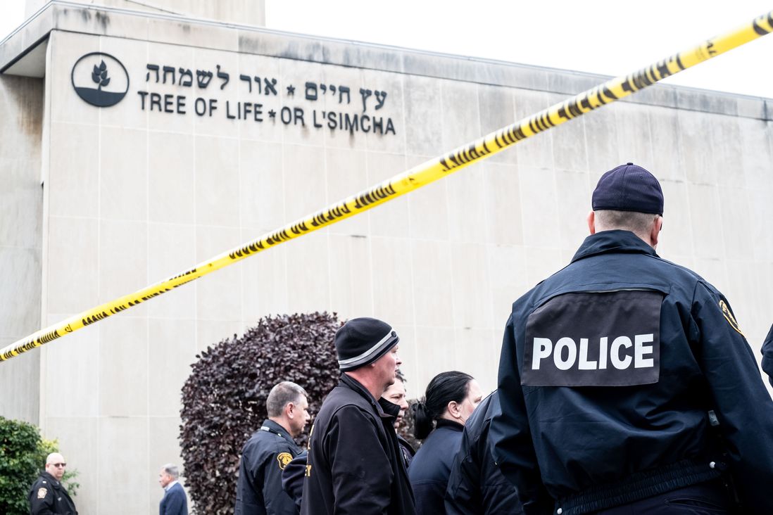 Pittsburgh police outside the Tree of Life synagoge (Aaron Jackendoff/SOPA Images/Shutterstock)